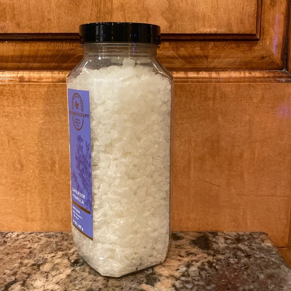 Aromatherapy “Lavender + Vanilla” Bath Soak by BBW, 17 oz / 481 mL, NWT GiftWrap - Picture 3 of 6